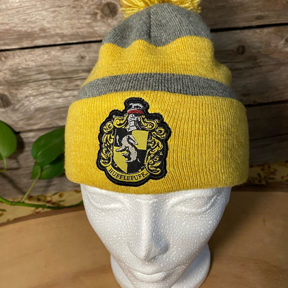 HARRY POTTER Hufflepuff Pom-Pom Tuque, Yellow/Gray - OSFM, Like NEW